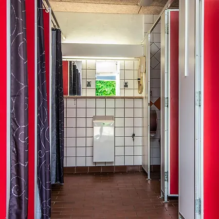 4 Person In Feriehus Hampen
